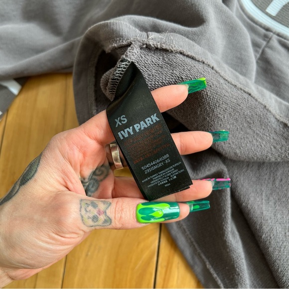 Ivy Park cropped crewneck sweater - FREE SHIPPING! :) - Picture 5 of 5